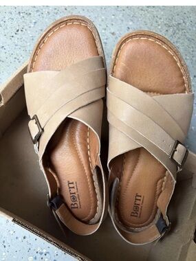 RARE women’s Born Basics light brown leather  flat ankle strap sandals 8 / 39